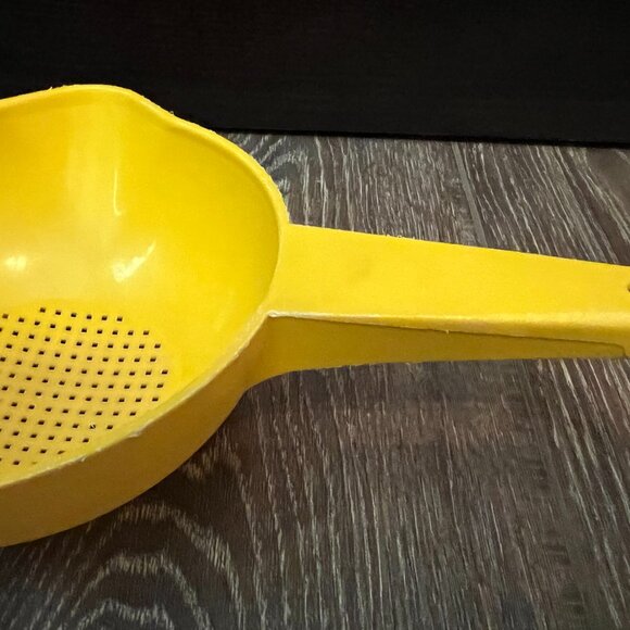Vintage Tupperware Colander with Double Pour Spout - Picture 6 of 7